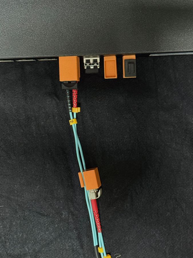 LC-Stecker mit SFP-Modul verbunden, Staubschutz sicher am Kabel